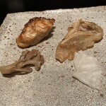 278511953 - 焼きふぐ　ふっくらもちもち超美味　かぶの漬物も旨い