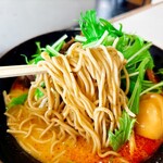 麺屋　たか - 細ストレート麺がスープに良く絡んで美味しい