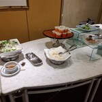 ダイヤモンドホテル - 生野菜、ポテサラ、納豆