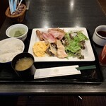 ダイヤモンドホテル - ご飯、味噌汁、焼魚(鮭&鯖)、ソーセージ、ベーコン、スクランブルエッグ、生野菜、日本茶、コーヒー、トマトジュース