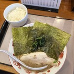 麺家 いわい - ラーメン並、ライス