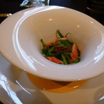 ガストロノミー ジョエル・ロブション - 2014年5月スープは、ズワイガニ　フレッシハーブにターメリック、ジンジャー、セロリの香るブイヨンを注いで