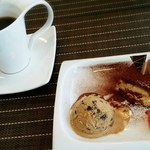 ビストロカフェ　ラピス -  ★ 本日のデザートとアイスの盛り合わせ＆珈琲♪ ( ティラミスとキャラメルクッキーのアイス )