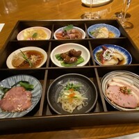 中国料理 「王朝」 ヒルトン東京 - 前菜からメインまで入ったプレート。少しずつ色々食べられて、これで十分なくらい。紹興酒漬けのエビ　いいお酒のアテ