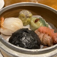 中国料理 「王朝」 ヒルトン東京 - 点心。シュウマイにトリュフの風味がついてて、これが1番