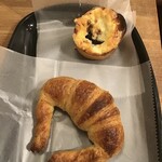 ブーランジェリー マルシェ - トリュフのパンと全粒粉クロワッサン