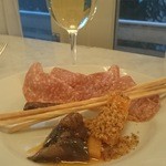 TRATTORIA AL SODO  - ソーヴィニヨンブラン600円、アペリティーボ中の前菜盛り合わせ