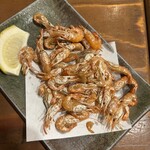 水天宮前のやきとり屋さん - 小エビの唐揚げ！しっかり目の塩味が食感の良さを引き立て、やめられないとまらない！酒に合う合う！