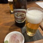 水天宮前のやきとり屋さん - まずは瓶ビールで乾杯！ビール入れても90分で1000円ちょっとの飲み放題って、頼まないと損！で、付け出しが刺身っていうのが凄い！
