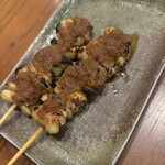 水天宮前のやきとり屋さん - 鶏皮、特製ニンニクたれ！ニンニクや生姜など、おろした薬味が複雑な風味を奏でる美味さ！ニンニクの香りはそんなに強くないので、ご心配なく！パリ感とフワ感の食感ミクスが美味さを引き立てます！