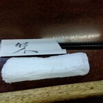 鶴亀 - 布おしぼりとお箸(2024年12月27日撮影)