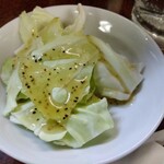 鶴亀 - お通し(塩ダレキャベツ) 200円(税込)(2024年12月27日撮影)