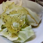 鶴亀 - お通し(塩ダレキャベツ) 200円(税込)(2024年12月27日撮影)