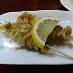 鶴亀 - 鳥皮２本 200円(税込)(2024年12月14日撮影)