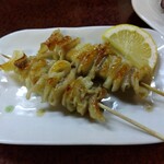 鶴亀 - 鳥皮２本 200円(税込)(2024年12月14日撮影)