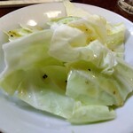 鶴亀 - お通し(塩ダレキャベツ) 200円(税込)(2024年12月14日撮影)