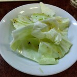 鶴亀 - お通し(塩ダレキャベツ) 200円(税込)(2024年12月14日撮影)