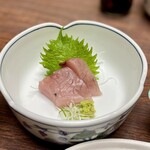料理旅館 丸寅 - ヨコワの刺身（メジマグロよりさらに幼魚の希少な鮪）