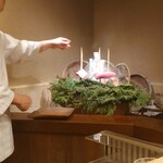 徳ㇵ本也 - 囲炉裏に炭と薪がセットされて調理開始