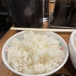 老虎苑 - ごはん（大）、デカいです。かす汁（大）に汁とごはんの配分など関係なくガッツリいただけます٩(^‿^)۶