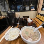 老虎苑 - レンゲですする、具沢山の、汁（大）