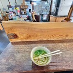 なかむら - 猫がいる。店内から大人しく連れ出されていてかわいい。