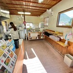 なかむら - 入店すぐ左手(画像左手前のメニューの位置)でうどんを注文。右手のてんぷらなどを食べたいものをとり、左奥出口前にて会計。PayPay対応。