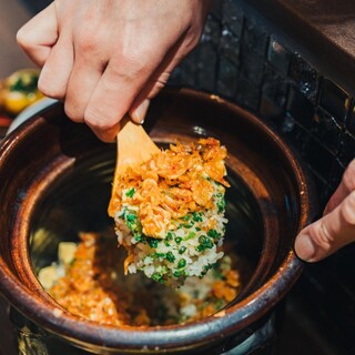 〆は季節の食材を使った炊き立ての土鍋ご飯