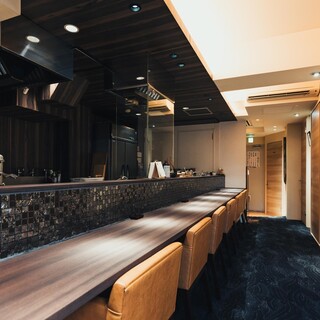 カウンター8席で細やかな温もりのあるサービス。