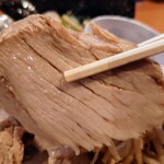 ケンチャンラーメン - チャーシュー、いくらか柔らかめの噛みしめ系。