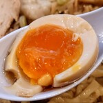 ケンチャンラーメン - 煮たまご君ハーフ、フライングケンチャンのサービス。