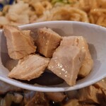 ケンチャンラーメン - コマ切れチャーシュー、毎回トッピングしてます。