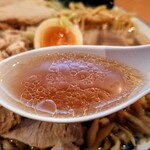ケンチャンラーメン - スープ、油多めです。