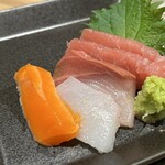 全席個室 楽蔵 - お造り盛り合わせ（取り分け後）