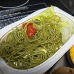 キッチン ブルー グローブ - 青じそパスタのアップ