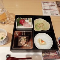 有楽町かきだ - 先付け(白菜としらすの煮浸し、メークィーン、お刺身、あん肝茶碗蒸し)要確認