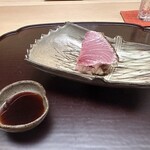 徳ㇵ本也 - 【お造り】氷見の寒鰤　皮目炙り　お醤油　辛味大根