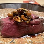 徳ㇵ本也 - タレは胡桃、松の実、レーズンを合わせたもの。中華っぽい見た目ですが一口いただくとしっかり日本料理です。松本さんはの変化球はエレガントな日本料理で、いつもワクワクしています。