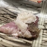 徳ㇵ本也 - 二切れ目は辛味大根とお醤油でいただきました。