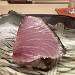 徳ㇵ本也 - 「まずは何もつけずにそのままお召し上がりください」と。脂はさらっと軽やかです。芳醇なのに繊細な身質はもはや私の知る鰤ではありません。震えるほど美味しい鰤でした。