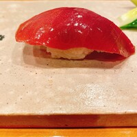 天寿し 京町店 - 大間の赤身。食感よく、シャリの旨みもよい。