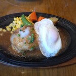 ハンバーグ・オニオン - 料理写真:ハンバーグ、目玉焼き付き