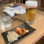 炭火焼肉食道園 - サービスドリンク(生ビール・ジョッキー)とモヤシのナムル＆白菜キムチ♡