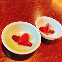鰻 十和田 - お通し？にらっきょうの赤ワイン漬け