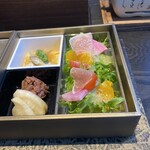 サンクチュアリコート - 一の騨
      甘夏と生ハムの彩サラダ　
      稚鮎南蛮漬け　
      飛騨の伝統漬物