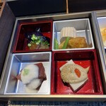 サンクチュアリコート - 二の騨
      胡麻豆腐　
      鮪山掛け　
      飛騨じゃんぼなめこと茄子煮おろし　
      こも豆腐と飛騨のあげづけ