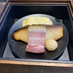 サンクチュアリコート - 三の騨
      出汁巻き
      ベーコン　
      銀だら幽庵焼き