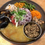 虹の仏 - あいがけ(出汁キーマ、ムール貝)