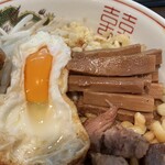汁なし専門 男のLL - メンマと目玉焼きアップです。