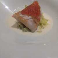 パトゥ - 勝浦産金目鯛のポアレ　キャベツのプレゼ　ホワイトバルサミコのソース